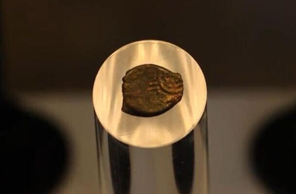 Radio Jai -Moneda con la representación más antigua de la menorá del Templo exhibida por primera vez