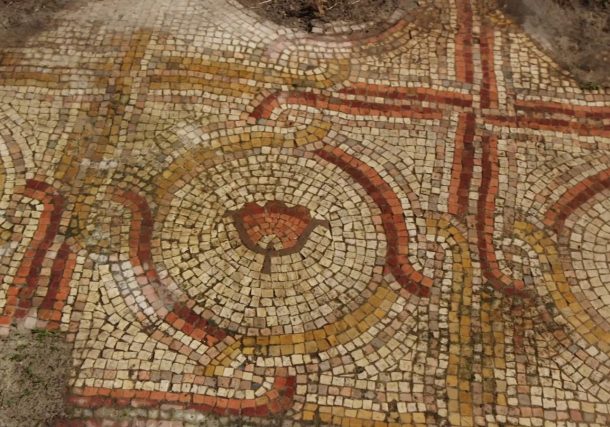 Radio Jai -Un antiguo piso de mosaico adornado con coloridos diseños florales se ha vuelto a descubrir después de 40 años, a lo largo del Camino Nacional de Israel