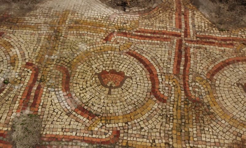 Radio Jai -Un antiguo piso de mosaico adornado con coloridos diseños florales se ha vuelto a descubrir después de 40 años, a lo largo del Camino Nacional de Israel