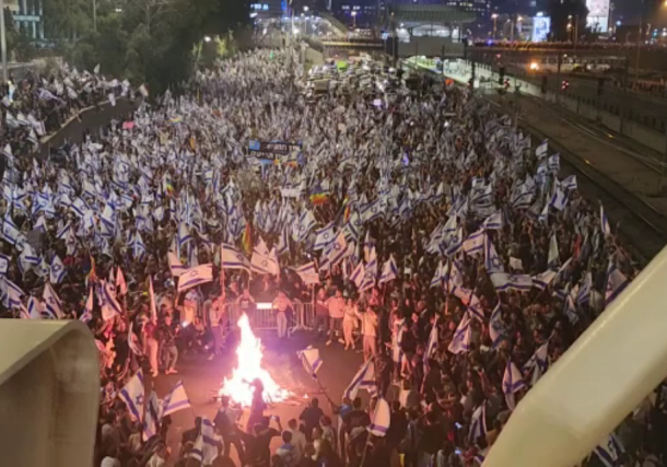 Radio Jai - Israelíes organizan protestas de emergencia tras el despido de Yoav Gallant