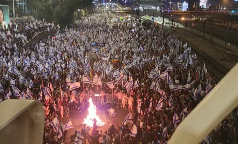 Radio Jai - Israelíes organizan protestas de emergencia tras el despido de Yoav Gallant