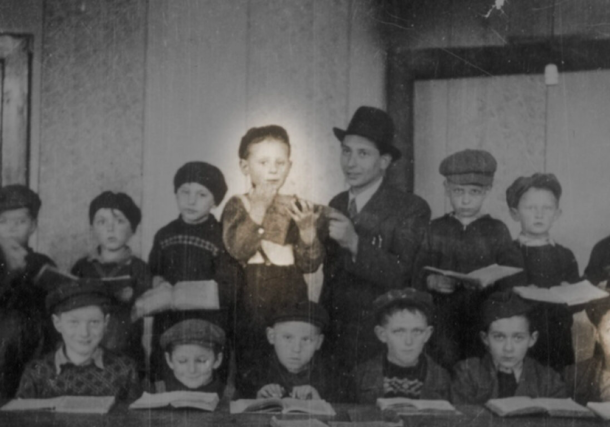 Radio Jai -Estos sobrevivientes del Holocausto alguna vez fueron compañeros de clase en un campo de refugiados. Se reencuentran después de 76 años.