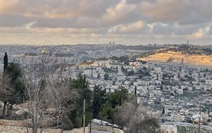Radio Jai -Se aprobó un plan para un gran complejo policial en la pintoresca colina de Jerusalén conocida por los altramuces de primavera