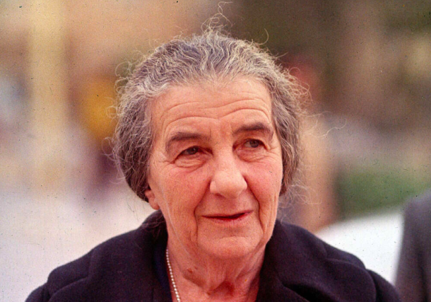 Radio Jai -«El hecho de ser abuela me da la certeza de que la paz llegará algún día al Medio Oriente: sé que también hay abuelas en Egipto, Jordania y Siria, que quieren que sus nietos vivan» Golda Meir