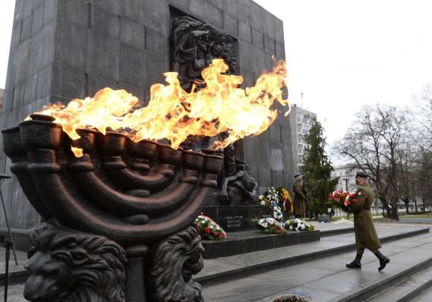 Cómo encontrar el equilibrio entre particularismo y universalismo en relación con el Holocausto