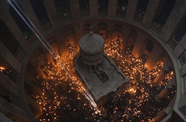 Radio Jai -Los cristianos acuden en masa al ritual del Fuego Sagrado de Jerusalén