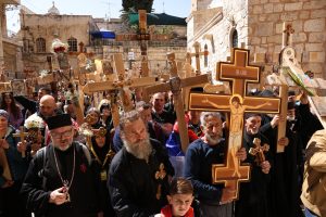 Radio Jai -Los cristianos acuden en masa al ritual del Fuego Sagrado de Jerusalén
