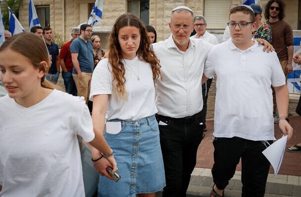 Radio Jai -Cientos se reúnen para el funeral de las víctimas del terrorismo Maia y Rina Dee