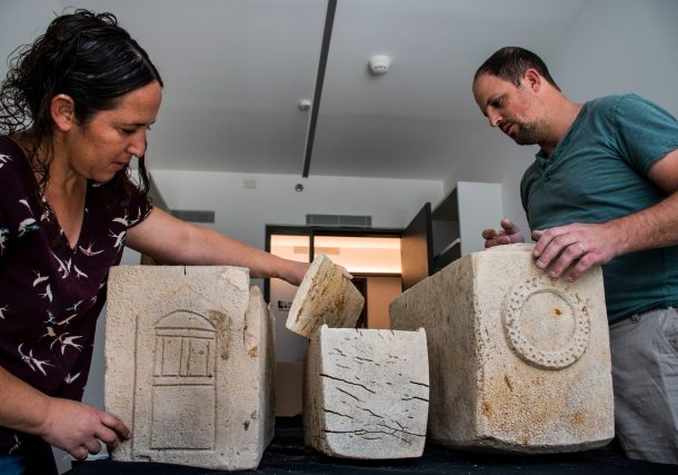 Radio Jai -Tres osarios de piedra de 1850 años fueron recuperados en una operación llevada a cabo para evitar el saqueo de antigüedades cerca de Kafr Kanna en Galilea