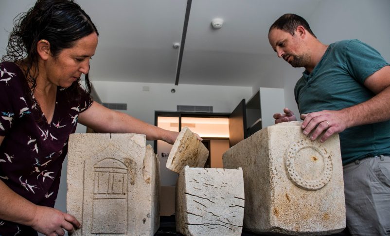 Radio Jai -Tres osarios de piedra de 1850 años fueron recuperados en una operación llevada a cabo para evitar el saqueo de antigüedades cerca de Kafr Kanna en Galilea