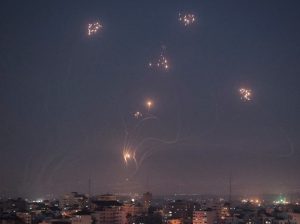 Radio Jai -Bombardeos masivos de cohetes apuntan a Tel Aviv y el sur, lo que reduce las esperanzas de alto el fuego