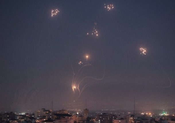Radio Jai -Bombardeos masivos de cohetes apuntan a Tel Aviv y el sur, lo que reduce las esperanzas de alto el fuego