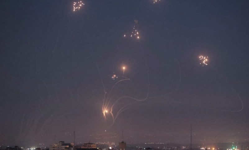 Radio Jai -Bombardeos masivos de cohetes apuntan a Tel Aviv y el sur, lo que reduce las esperanzas de alto el fuego