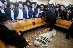 Radio Jai - Miles de personas asisten al funeral del rabino Gershon Edelstein