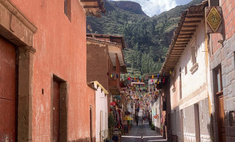 Radio Jai - Los israelíes acuden en masa a esta pequeña ciudad en Perú para vacacionar y el atractivo de una espiritualidad psicodélica