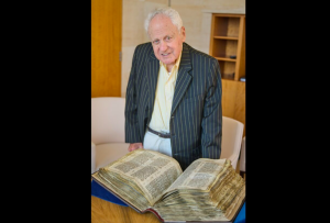 Radio Jai - Alfred Moses ve por primera vez el Codex Sassoon que compró por más de 30 millones de dólares