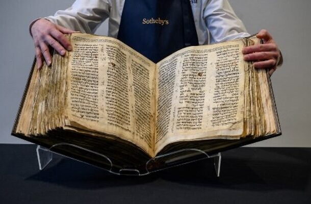 Radio Jai - Alfred Moses ve por primera vez el Codex Sassoon que compró por más de 30 millones de dólares