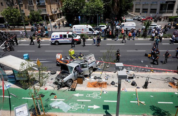 Radio Jai -7 heridos en atentado terrorista con apuñalamiento en Tel Aviv; atacante neutralizado