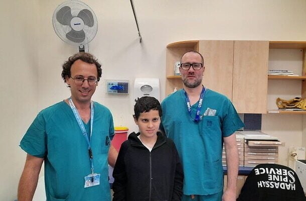 Radio Jai -Cirujanos de Hadassah vuelven a unir la cabeza del niño a su cuello después de una decapitación interna