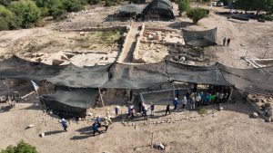 Radio Jai -Una joven líder juvenil descubrió un antiguo "espejo mágico" en una excavación arqueológica en el norte de Israel