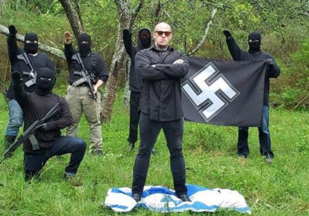Radio Jai -Un neonazi está construyendo un complejo en la zona rural de Maine para su 'Tribu de Sangre'