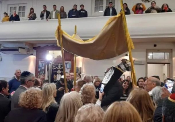 Radio Jai -Con regocijo, la comunidad judía en Corrientes recibió un sefer Torá
