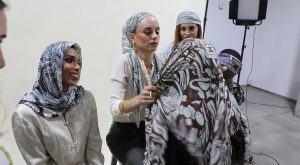 Radio Jai -Una artista celebra su judaísmo con una línea de lujosos pañuelos para la cabeza para mujer