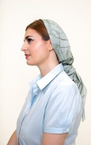 Radio Jai -Una artista celebra su judaísmo con una línea de lujosos pañuelos para la cabeza para mujer
