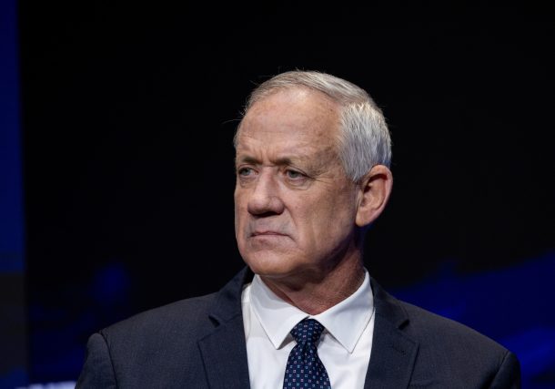 Radio Jai - Netanyahu debe retractarse inmediatamente. "Los secuestrados mueren, los niños del norte son exiliados y la sociedad israelí se desmorona" Benny Gantz