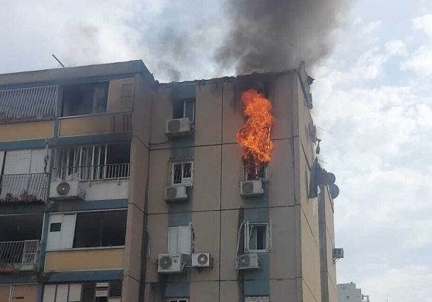 Radio Jai :Cohete impacta en un edificio de Tel Aviv
