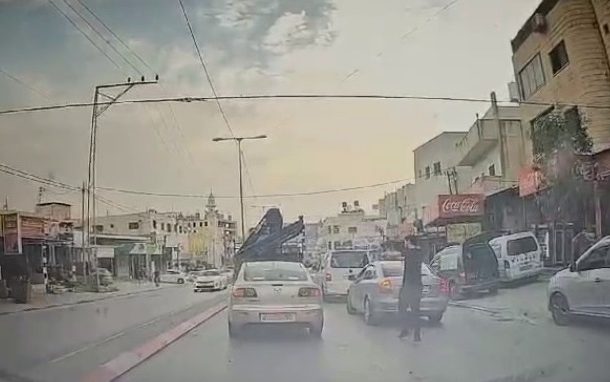 Radio Jai -Padres israelíes y su bebé escapan ilesos cuando un terrorista de Cisjordania abre fuego contra un coche