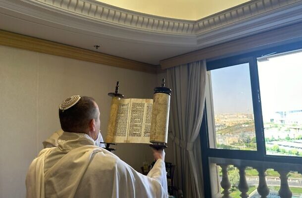 Radio Jai - Una delegación del gobierno israelí celebra el servicio de oración judía en Arabia Saudita
