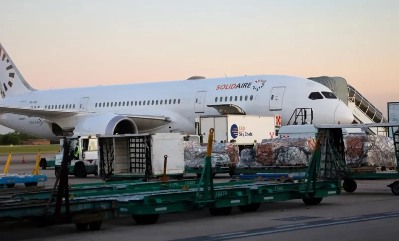 Argentina- La Cancillería argentina que encabeza Santiago Cafiero, a través de la Agencia Argentina de Cooperación Internacional y Asistencia Humanitaria (ACIAH), y en coordinación con la Cruz Roja Argentina, definió una segunda misión humanitaria de Cascos Blancos que arribará este miércoles a Egipto junto con 8 toneladas de alimentos, insumos médicos y pañales, a fin de responder a los pedidos de la Media Luna Roja egipcia para brindar asistencia a la población afectada por el conflicto bélico que se desarrolla en el territorio palestino-israelí. El despliegue de la misión de asistencia humanitaria del Estado argentino tiene como destino final el aeropuerto El Arish, al norte de la gobernación del Sinaí, región más próxima a la fronteriza ciudad de Rafah, lugar desde donde la Media Luna Roja coordina y realiza los ingresos a Gaza para entregar las mercaderías humanitarias autorizadas. Para esta misión, además, se cuenta con la colaboración del titular de la iniciativa humanitaria Solidaire, Enrique Piñeyro, quien puso a disposición de la ACIAH su avión para trasladar al equipo de Cascos Blancos y los 24 pallets que contienen el cargamento. La logística del operativo fue definida entre los titulares de la ACIAH y de la Cruz Roja Argentina, Sabina Frederic y Diego Tipping. La misión de Cascos Blancos, acordada con la Media Luna Roja de Egipto, entregará las donaciones que el Ministerio de Salud de la Nación, organizaciones de trabajadoras y trabajadores de la economía popular, cooperativas y empresas privadas han reunido durante la última semana para cooperar con las autoridades del organismo sanitario internacional. El operativo cuenta con la colaboración del embajador de Argentina en Egipto, Gonzalo Urriolabeitia, quien acordó con las autoridades egipcias los mecanismos de entrega de las donaciones humanitarias. Cabe recordar que la primera misión humanitaria realizada por Cascos Blancos en El Cairo entre el 7 y el 13 de noviembre pasados constó de una tonelada de medicamentos, insumos de atención médica, alimentos, vestimentas, pastillas potabilizadoras y desinfectantes, tarea articulada y enviada por la Cancillería, los Ministerios de Salud y Desarrollo Social y la ACIAH.