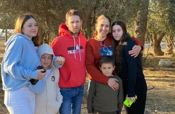 Radio Jai - Chen Goldstein-Almog, de 48 años, y tres de sus cuatro hijos, Agam, Gal y Tal, fueron liberados