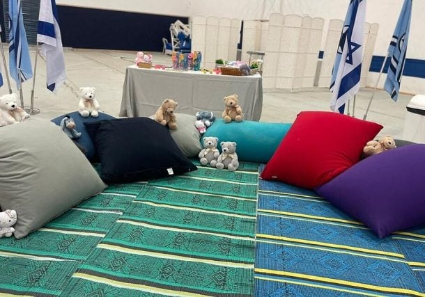 Radio Jai -El primer grupo de rehenes israelíes ya se encuentra con la Cruz Roja saliendo de Gaza
