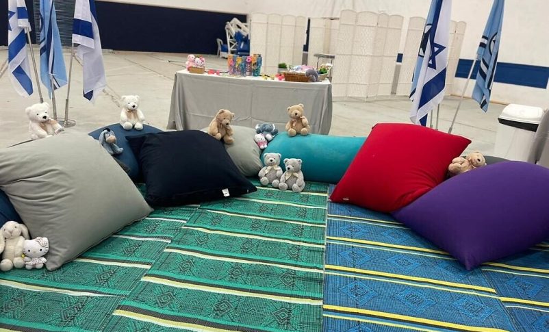 Radio Jai -El primer grupo de rehenes israelíes ya se encuentra con la Cruz Roja saliendo de Gaza