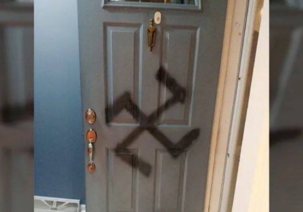 Radio Jai -Lyon, Francia: Apuñalan a una mujer judía y pintan una esvástica en la puerta de su casa