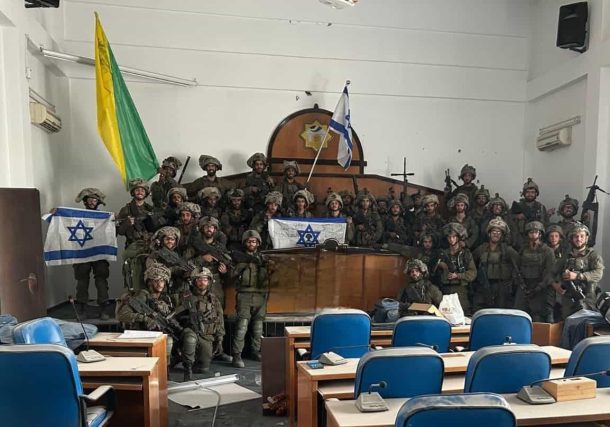 Radio Jai -Tropas de las FDI toman el edificio del parlamento de Gaza y registran el momento con banderas israelíes
