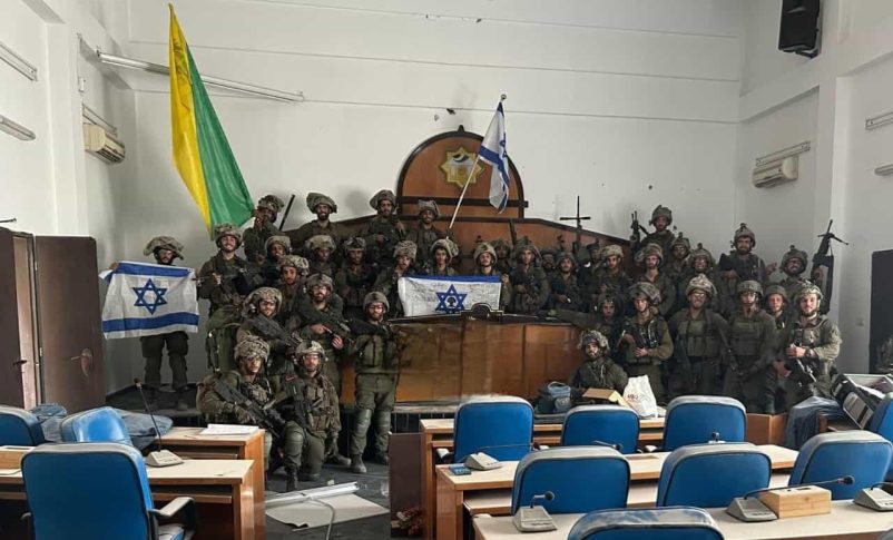 Radio Jai -Tropas de las FDI toman el edificio del parlamento de Gaza y registran el momento con banderas israelíes