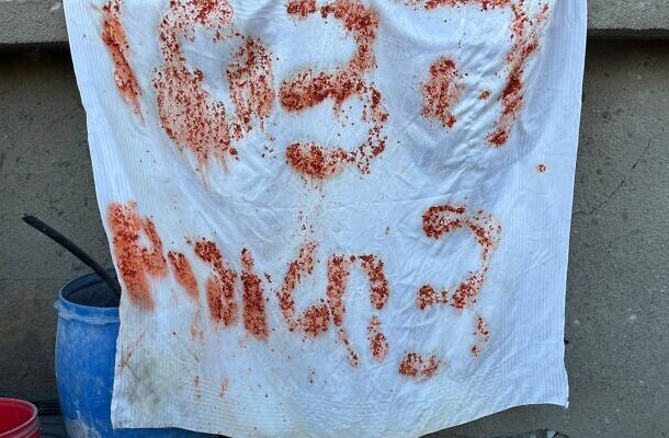 Radio Jai -Esta fotografía publicada por las Fuerzas de Defensa de Israel el 17 de diciembre de 2023 muestra carteles que dicen 'SOS' y 'Ayuda, 3 rehenes' que fueron colocados en Gaza por tres rehenes israelíes que luego fueron asesinados por error por tropas de las FDI. (Fuerzas de Defensa de Israel)