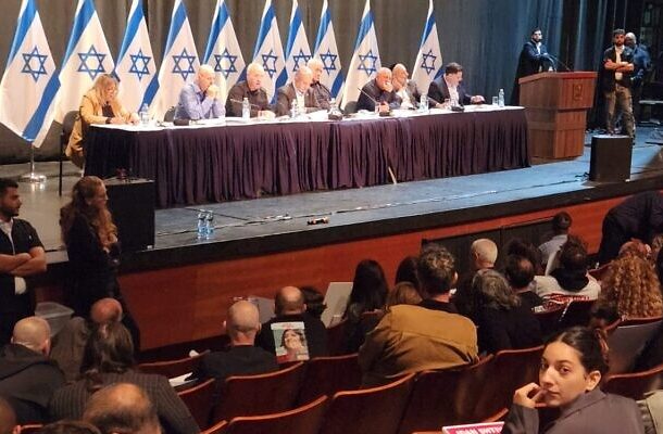 “Hamás tiene demandas que ni siquiera ustedes aceptarían” - Caos y gritos en la reunión de familiares y rehenes liberados con Netanyahu