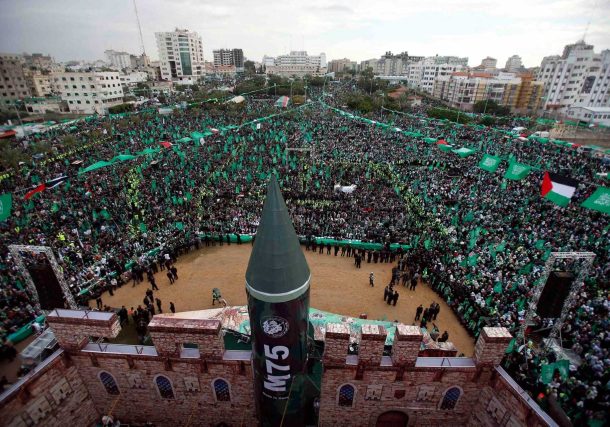 Radio Jai- Impacto de la Guerra contra Hamas en las Comunidades Judías de Latinoamérica El 7 de octubre marcó un punto de inflexión para la comunidad judía. El día en que Hamás lanzó miles de cohetes contra Israel, capturó a cientos de rehenes y mató a 1.200 inocentes, no solo impactó a la población israelí sino también a la comunidad judía alrededor del mundo. En el contexto actual de la guerra de Israel contra Hamas, el Congreso Judío Latinoamericano llevó adelante la séptima edición de su encuesta anual a referentes comunitarios judíos en los países de Latinoamérica. La encuesta revela aspectos clave sobre cómo la diáspora judía se vio afectada en la región. Si bien el escenario en medio oriente es preocupante, la gran cifra alentadora de la encuesta es que el 86% de los encuestados aún considera que es seguro vivir abiertamente como judío en su país. Sin embargo, también es importante tener en cuenta que representa una disminución del 10% en comparación con el año 2022, lo que indica un cambio en la percepción de seguridad dentro de la comunidad. Se ve que el conflicto entre Israel y Hamás tiene un efecto directo en la preocupación por el antisemitismo dado que aumentó significativamente pasándo de ser del 36% en 2022 al 58% en 2023. En la misma línea, uno de cada cinco de los referentes encuestados percibe un alto grado de antisemitismo en sus países, y un abrumador 88% siente que este ha aumentado a raíz del conflicto. Es notable que la percepción sobre la presencia de un alto grado de antisemitismo se ha triplicado desde la última encuesta, pasando del 6% al 18%. A pesar de este incremento, es alentador que tres cuartas partes de los encuestados subrayen la importancia de combatir todas las formas de discriminación, no solo el antisemitismo. En cuanto a las respuestas comunitarias a estos desafíos, el 67% de los participantes en la encuesta evalúa positivamente las acciones de las instituciones judías para hacer frente al antisemitismo, un porcentaje que se ha mantenido estable desde 2022. En cuanto a las causas percibidas del antisemitismo en Latinoamérica, tres de cada cuatro encuestados señala al antisionismo como el principal argumento antisemita en la región. Esta percepción ha aumentado en doce puntos porcentuales en el último año. En una región que ha experimentado episodios de terrorismo contra comunidades judías, la preocupación por ser objetivo de ataques ha crecido significativamente, pasando de un 67% a un 77%. Además, en términos generales, se percibe que los diferentes actores de la sociedad latinoamericana se han pronunciado de manera desfavorable respecto a Israel. Los eventos del 7 de octubre en Israel marcan un punto de inflexión, tras el cual la vida judía en América Latina parece haber cambiado. Si bien una gran mayoría se siente segura de vivir una vida abiertamente judía en su país, la percepción del antisemitismo sigue creciendo significativamente y este es un dato que nos debe llamar a la acción. Combatir los discursos de odio y construir mayor convivencia para alcanzar un mundo más seguro es el gran desafío que tenemos por delante la sociedad en conjunto