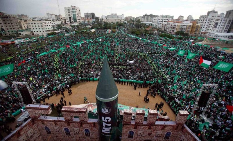 Radio Jai- Impacto de la Guerra contra Hamas en las Comunidades Judías de Latinoamérica El 7 de octubre marcó un punto de inflexión para la comunidad judía. El día en que Hamás lanzó miles de cohetes contra Israel, capturó a cientos de rehenes y mató a 1.200 inocentes, no solo impactó a la población israelí sino también a la comunidad judía alrededor del mundo. En el contexto actual de la guerra de Israel contra Hamas, el Congreso Judío Latinoamericano llevó adelante la séptima edición de su encuesta anual a referentes comunitarios judíos en los países de Latinoamérica. La encuesta revela aspectos clave sobre cómo la diáspora judía se vio afectada en la región. Si bien el escenario en medio oriente es preocupante, la gran cifra alentadora de la encuesta es que el 86% de los encuestados aún considera que es seguro vivir abiertamente como judío en su país. Sin embargo, también es importante tener en cuenta que representa una disminución del 10% en comparación con el año 2022, lo que indica un cambio en la percepción de seguridad dentro de la comunidad. Se ve que el conflicto entre Israel y Hamás tiene un efecto directo en la preocupación por el antisemitismo dado que aumentó significativamente pasándo de ser del 36% en 2022 al 58% en 2023. En la misma línea, uno de cada cinco de los referentes encuestados percibe un alto grado de antisemitismo en sus países, y un abrumador 88% siente que este ha aumentado a raíz del conflicto. Es notable que la percepción sobre la presencia de un alto grado de antisemitismo se ha triplicado desde la última encuesta, pasando del 6% al 18%. A pesar de este incremento, es alentador que tres cuartas partes de los encuestados subrayen la importancia de combatir todas las formas de discriminación, no solo el antisemitismo. En cuanto a las respuestas comunitarias a estos desafíos, el 67% de los participantes en la encuesta evalúa positivamente las acciones de las instituciones judías para hacer frente al antisemitismo, un porcentaje que se ha mantenido estable desde 2022. En cuanto a las causas percibidas del antisemitismo en Latinoamérica, tres de cada cuatro encuestados señala al antisionismo como el principal argumento antisemita en la región. Esta percepción ha aumentado en doce puntos porcentuales en el último año. En una región que ha experimentado episodios de terrorismo contra comunidades judías, la preocupación por ser objetivo de ataques ha crecido significativamente, pasando de un 67% a un 77%. Además, en términos generales, se percibe que los diferentes actores de la sociedad latinoamericana se han pronunciado de manera desfavorable respecto a Israel. Los eventos del 7 de octubre en Israel marcan un punto de inflexión, tras el cual la vida judía en América Latina parece haber cambiado. Si bien una gran mayoría se siente segura de vivir una vida abiertamente judía en su país, la percepción del antisemitismo sigue creciendo significativamente y este es un dato que nos debe llamar a la acción. Combatir los discursos de odio y construir mayor convivencia para alcanzar un mundo más seguro es el gran desafío que tenemos por delante la sociedad en conjunto