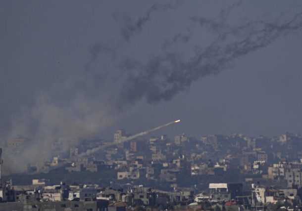 Radio Jai -Hamás violó el alto el fuego: Más de 50 cohetes disparados desde Gaza hacia el sur de Israel