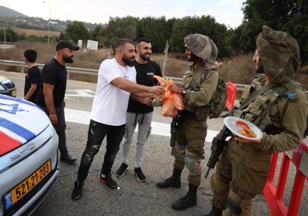Radio Jai -El restaurante de la aldea drusa se vuelve kosher para proporcionar comida gratuita a los soldados y evacuados de las FDI