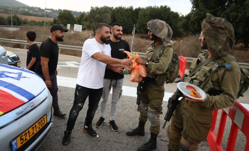Radio Jai -El restaurante de la aldea drusa se vuelve kosher para proporcionar comida gratuita a los soldados y evacuados de las FDI