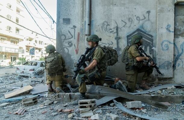 Radio Jai:Un hombre supuestamente se hizo pasar por un soldado, entró en Gaza, robó armas y posó con Netanyahu