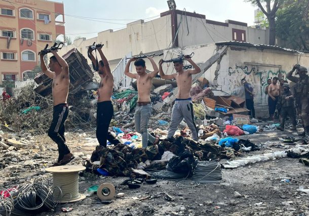 Radio Jai -Terroristas de Hamás se rinden frente al hospital Kamal Adwan, norte de Gaza