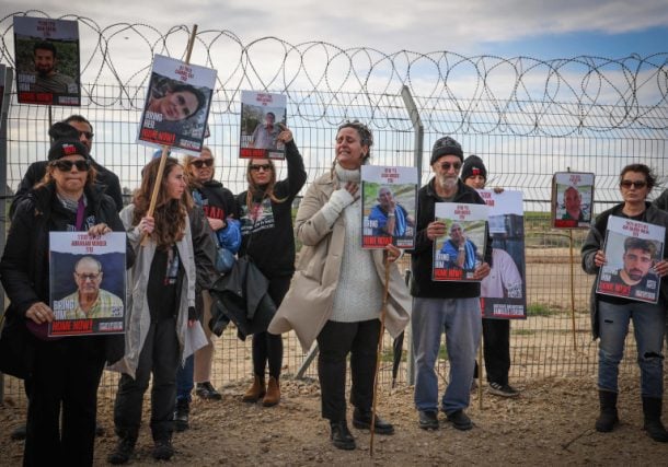 Radio Jai: Las familias de rehenes israelíes gritan su amor a los cautivos al otro lado de la valla de Gaza