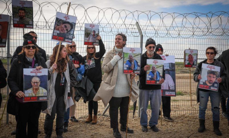 Radio Jai: Las familias de rehenes israelíes gritan su amor a los cautivos al otro lado de la valla de Gaza